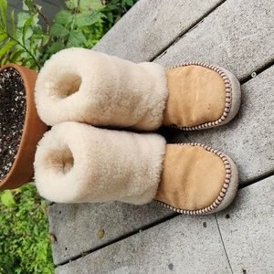 Ugg sheepskin and suede women's boots..size 9 in actual fit